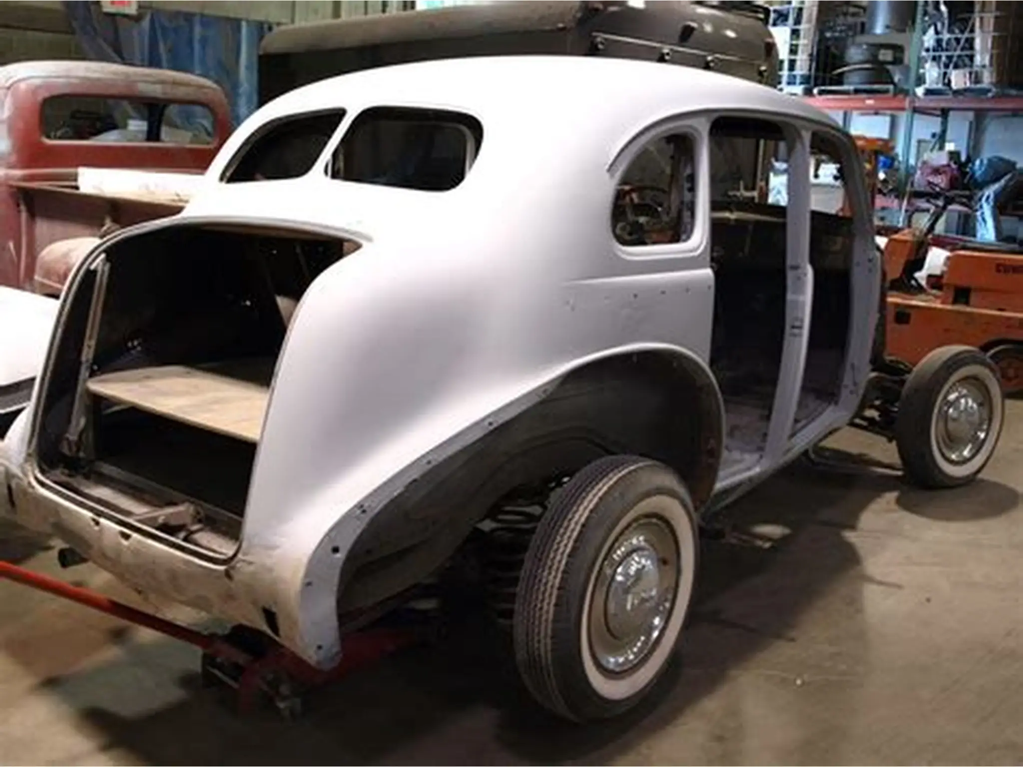 Sablage de châssis et carrosserie à Saint-Étienne : voiture ancienne sablée pour restauration