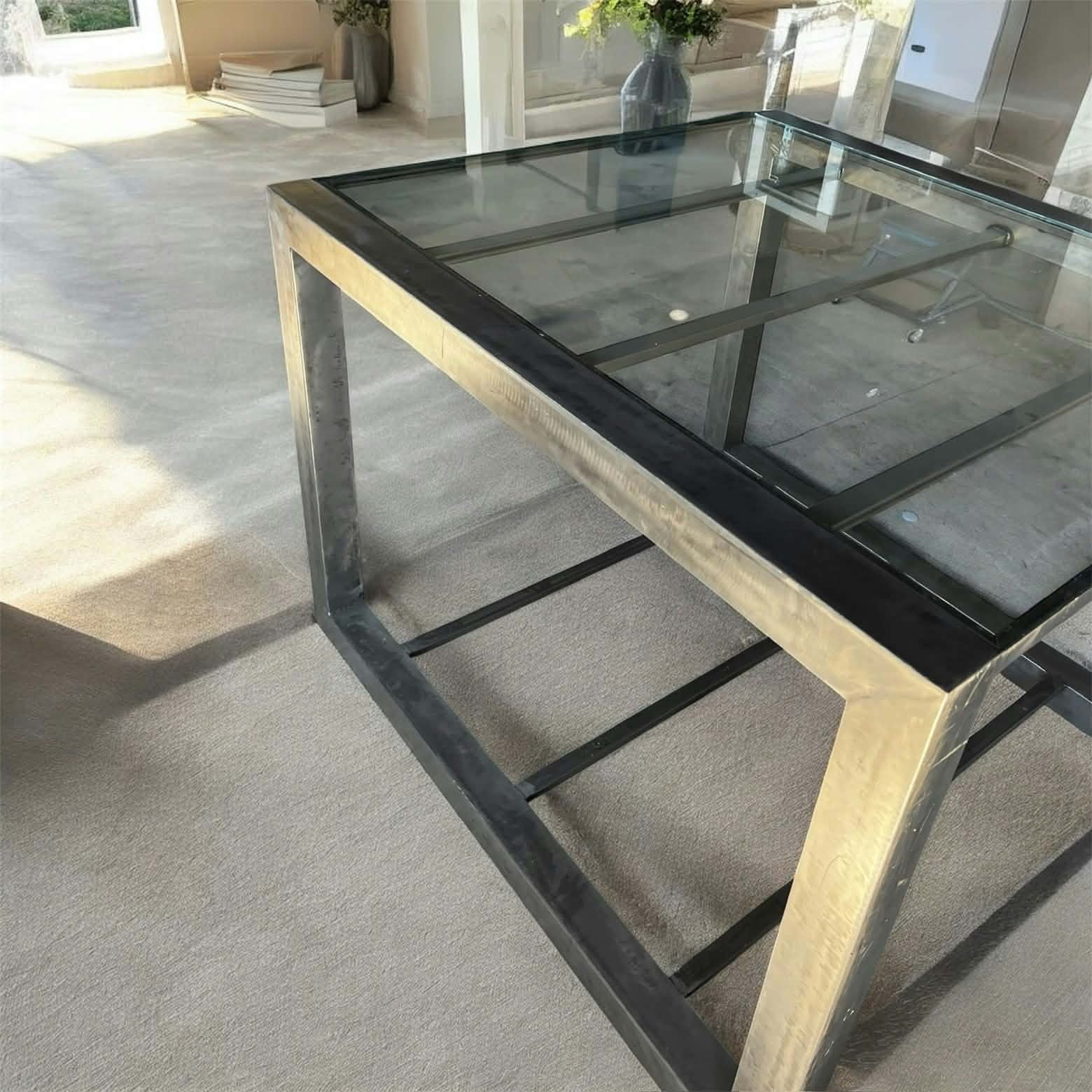 Table basse industrielle en acier brut et plateau en verre, mise en situation