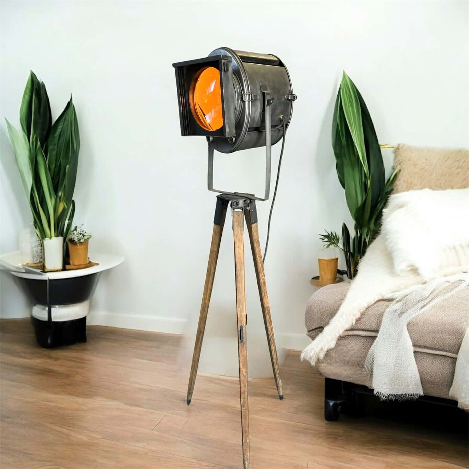 Projecteur de cinéma A.E. Cremer rénové, filtre ambré, sur trépied en chêne