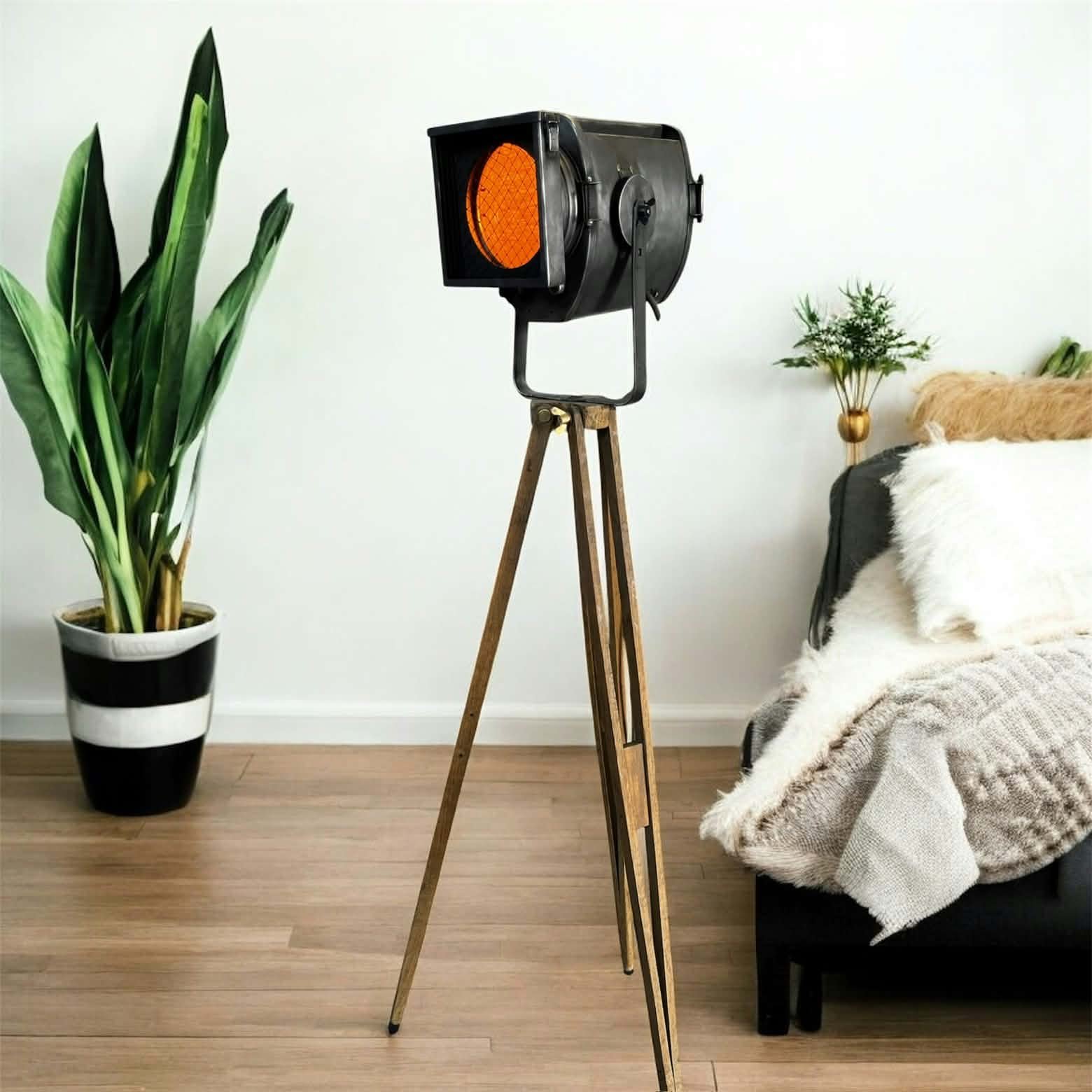 Projecteur de scène vintage avec grille, filtre ambré, sur trépied en bois