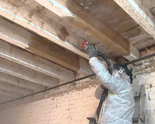 31576976-sablage-bois-charpente